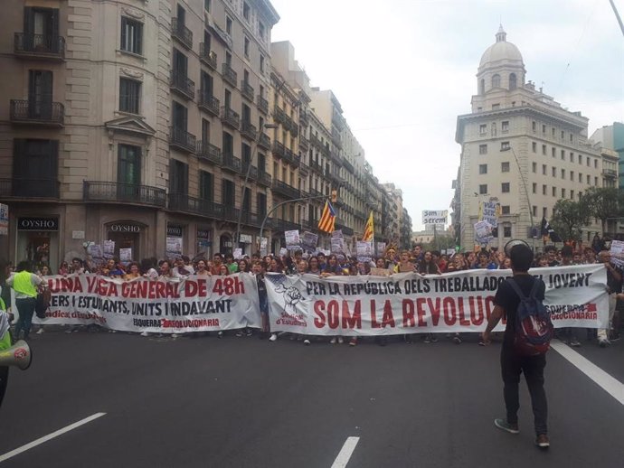 500 estudiants es manifesten pel centre de Barcelona.