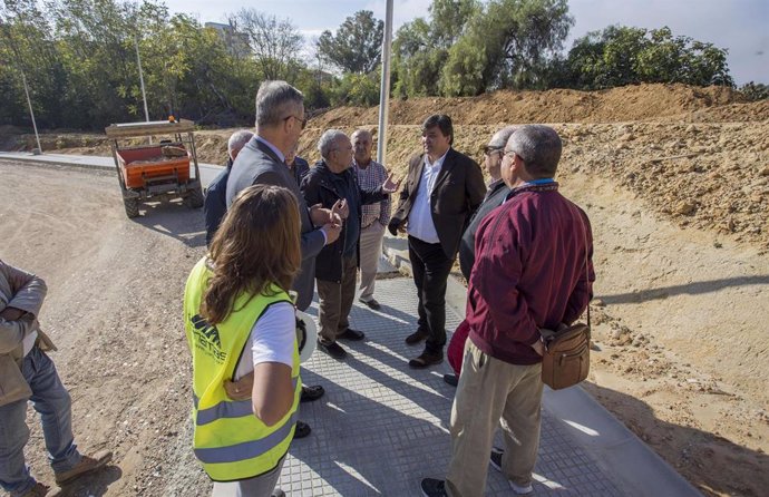 El alcalde de Huelva, Gabriel Cruz, visita las obras en el Pasaje El Greco.