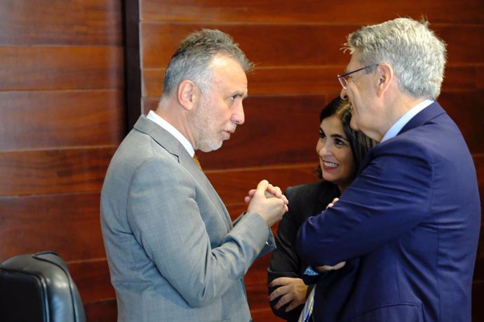 El presidente de Canarias, Ángel Víctor Torres, habla con los consejeros Carolina Darias y Julio Cruz