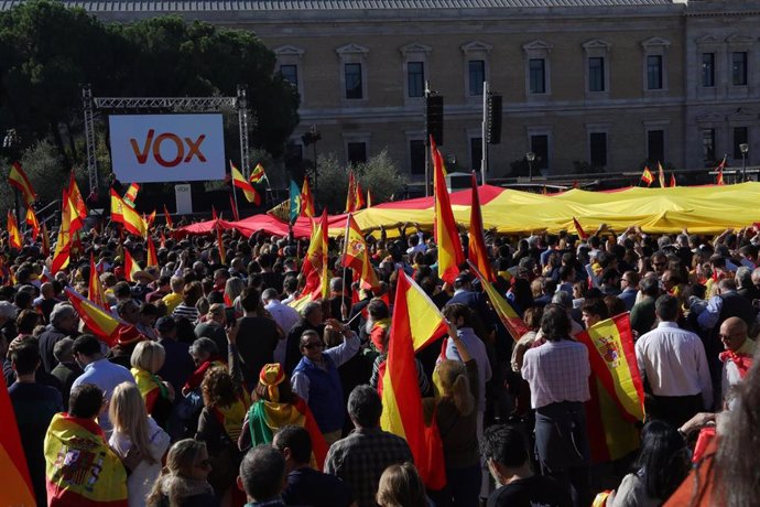 Asistentes a la concentración para defender 'La Unidad de España, el orden constitucional y la convivencia nacional' organizada por Vox 