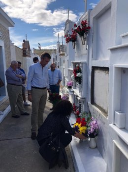 El alcalde de Salteras visita el cementerio local