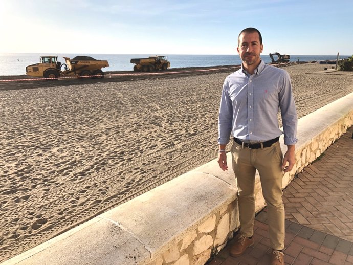 El concejal de Playas de Fuengirola, Javier Hidalgo, informa del aporte de arena a las mismas.