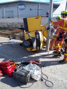 Vehículo volcado en Carcaixent