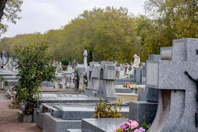 Varias lápidas con flores en el Cementerio de La Almudena de Madrid.