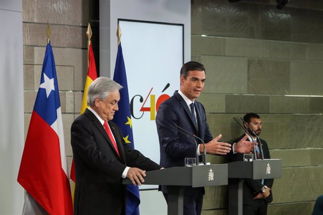 El presidente del Gobierno, Pedro Sánchez, y el presidente de Chile, Sebastián Piñera, ofrecen una rueda de prensa en el complejo de La Moncloa 