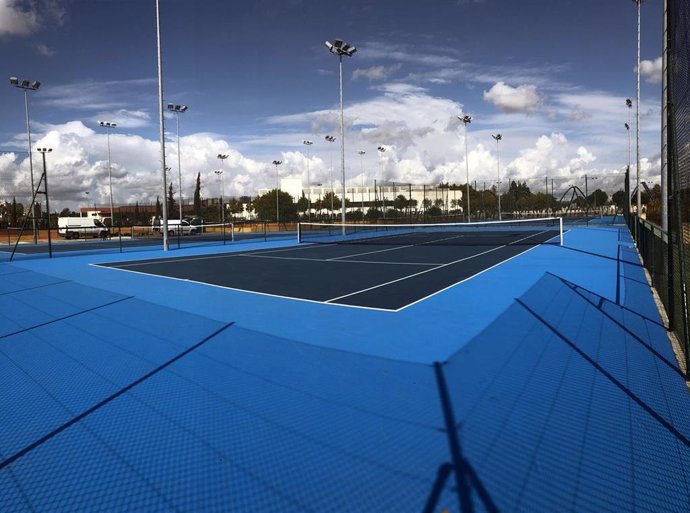 The Racket Club Chapín-Jerez estrena sus pistas de tenis con el II Torneo Benéfico Hogar San Juan.