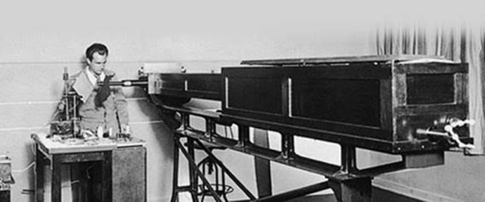 Miguel Antonio Catalán, trabajando con un espectrógrafo de grandes dimensiones.