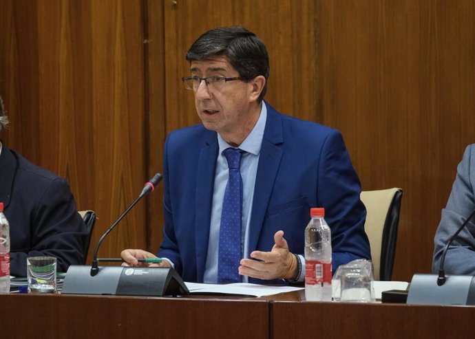 El vicepresidente de la Junta y consejero de Turismo, Juan Marín, este jueves durante su comparecencia en comisión en el Parlamento.