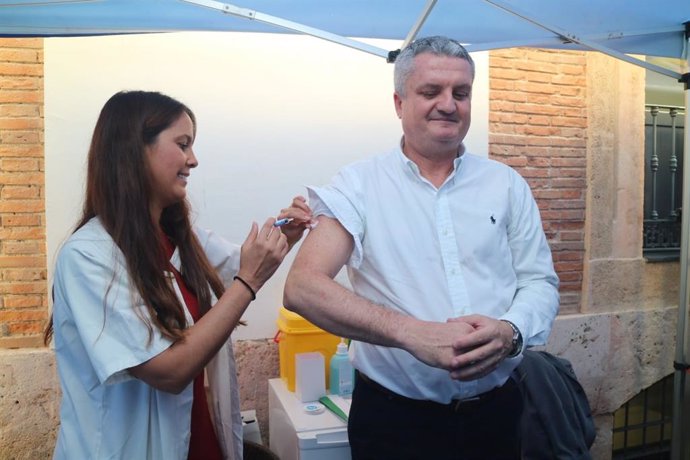 El delegado de Salud y Familias de la Junta en Almería, Juan de la Cruz Belmonte, se vacuna contra la gripe