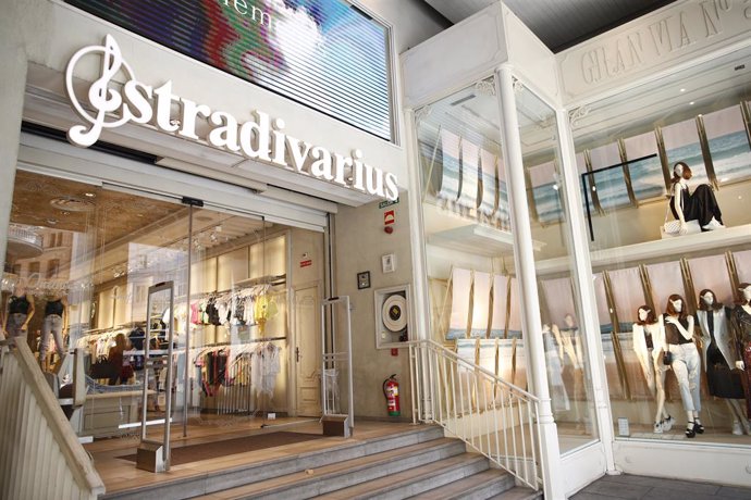 Entrada principal d'una de les botigues de la marca de roba Stradivarius.