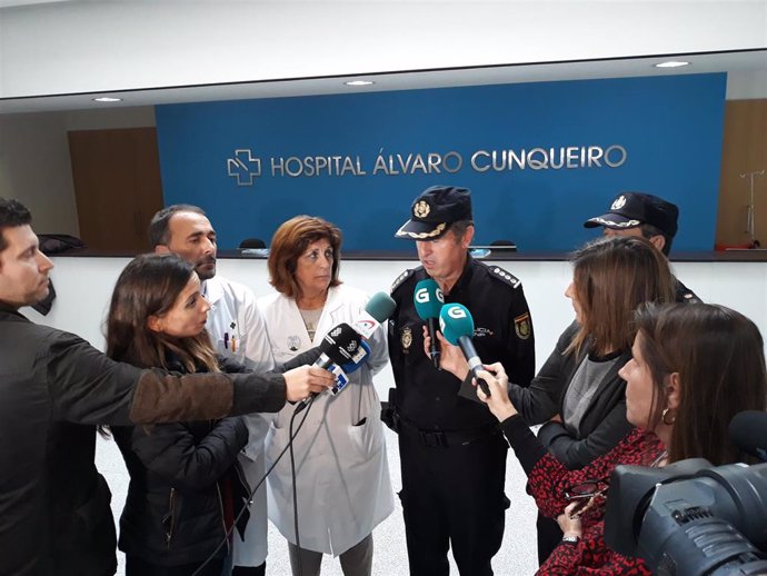 Imagen del comisario jefe, el gerente de la EOXI de Vigo y la responsable de la UCI del hospital Álvaro Cunqueiro.