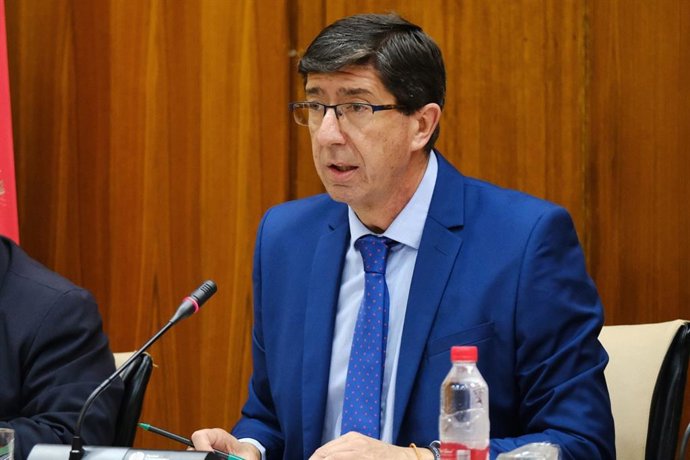 El vicepresidente de la Junta de Andalucía y consejero de Turismo, Regeneración, Justicia y Administración Local, Juan Marín, en comisión parlamentaria.