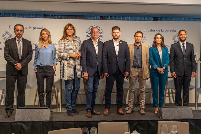 (I-D) El sotsdirector de 'La Vanguardia', Enric Sierra; Cayetana Álvarez de Toledo (PP); Laura Borrs (JxCat); José Zaragoza (PSC);  Gabriel Rufián (ERC), Jaume Asens (ECP),  Inés Arrimadas (Cs) i Ignacio Garriga (Vox) en el debat de Barcelona Tribuna.