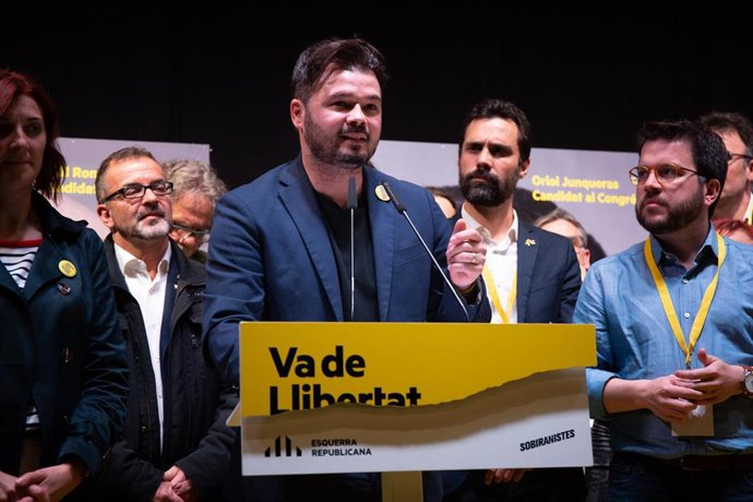 El candidato de ERC a las elecciones generales, Gabriel Rufián, durante su intervención en la sede de ERC tras conocerse los resultados electorales.  (ARCHIVO) 