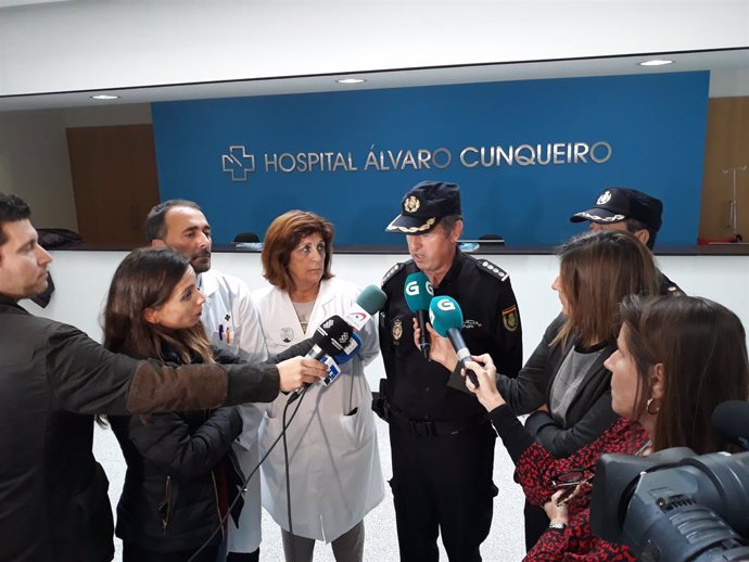 Imatge del comissari en cap, el gerent de l'EOXI de Vigo i la responsable de la UCI de l'hospital Álvaro Cunqueiro.