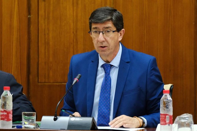 El vicepresidente de la Junta y consejero de Turismo, Juan Marín, esta jueves durante su comparecencia en el Parlamento.