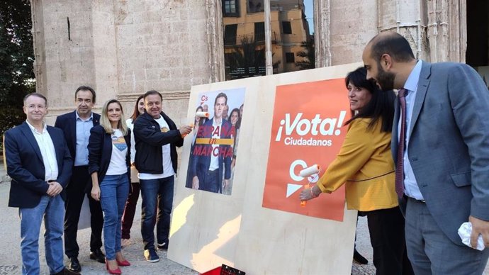 El candidat de Ciudadanos (Cs) al Congrés per Balears, Joan Mesquida, en l'aferrada de cartells amb motiu de l'inici de campanya.