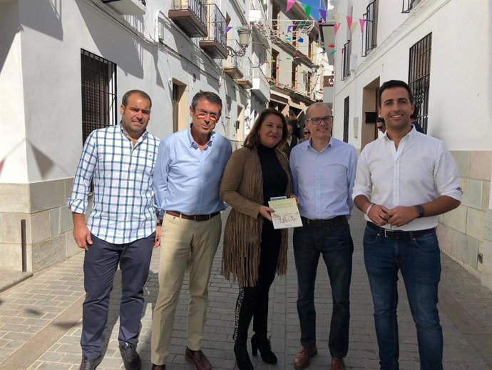 La consejera de Agricultura, Ganadería, Pesca y Desarrollo Sostenible, Carmen Crespo, en una visita al municipio malagueño de Yunquera