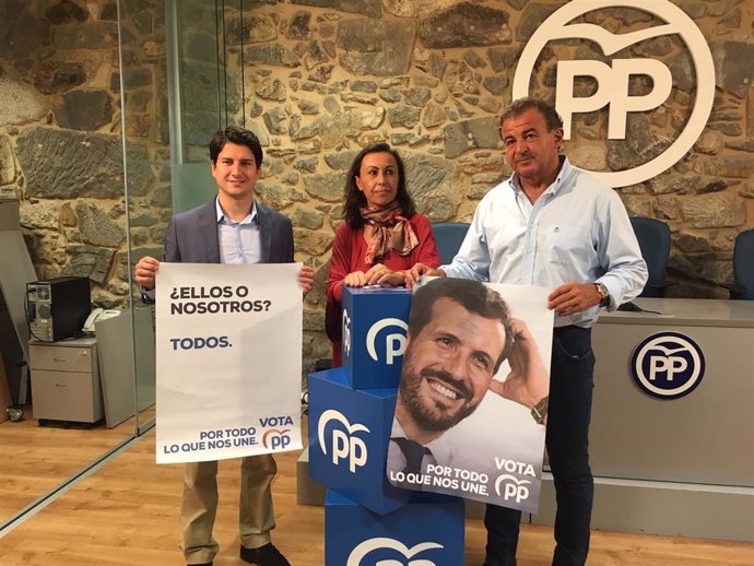 Imagen de los tres candidatos este jueves en Vigo.