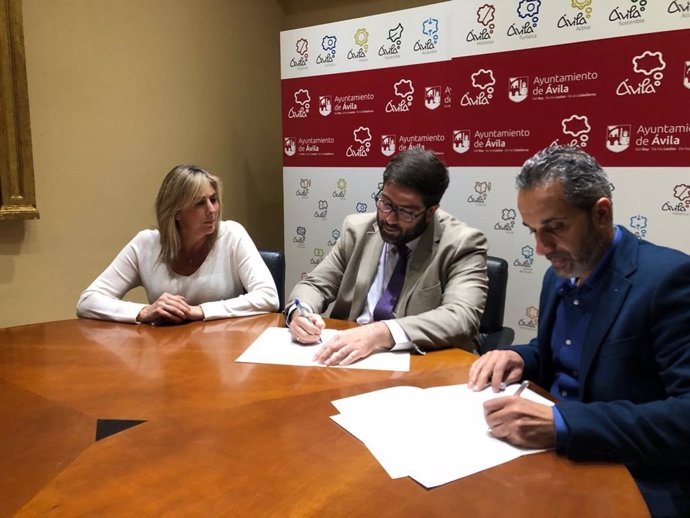 Firma del convenio entre el alcalde de Ávila, Jesús Manuel Sánchez Cabrera, y el presidente de Aspaym Castilla y León, Ángel de Propios.