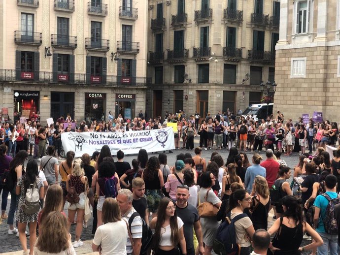 Unas 200 personas se concentran en Barcelona para apoyar a la víctima de 'La Manada de Manresa'