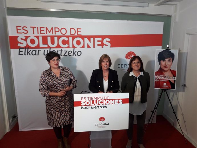 De izquierda a derecha, María Solana, candidata de Geroa Bai al Congreso en las elecciones generales del 10 de noviembre, Uxue Barkos, líder de Geroa Bai, y Esther Cremaes, candidata al Senado.