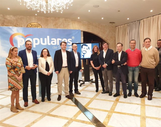 Fernández Mañueco junto a candidatos y representantes del PP en Salamanca.