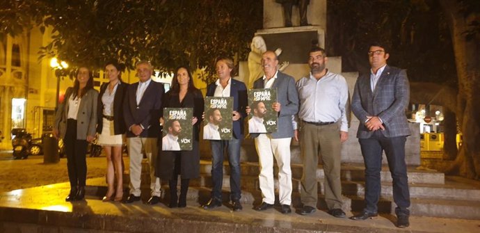 El líder de Vox Baleares, Jorge Campos, la candidata al Senado por Mallorca, Manuela Cañadas, y el candidato al Congreso, Antonio Salvá