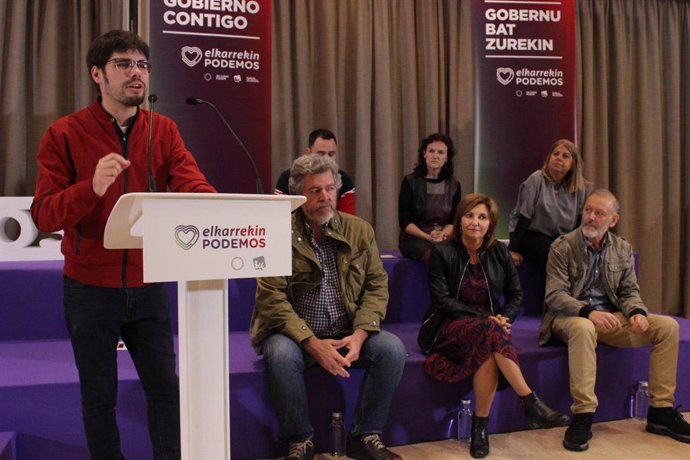 El secretario general de Podemos Euskadi, Lander martínez, junto a los cabezas de lista al Congreso por Euskadi, en el arranque de campaña del 10-N