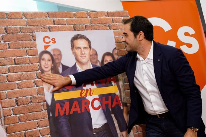 El número uno de Cs al Congreso por Zaragoza, Rodrigo Gómez, en una pegada simbólica de carteles