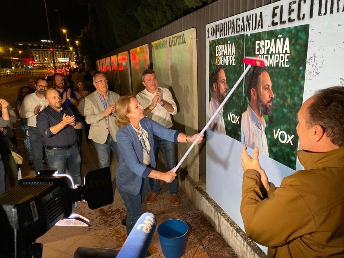 Lourdes Méndes en pegada carteles VOX en noviembre 2019