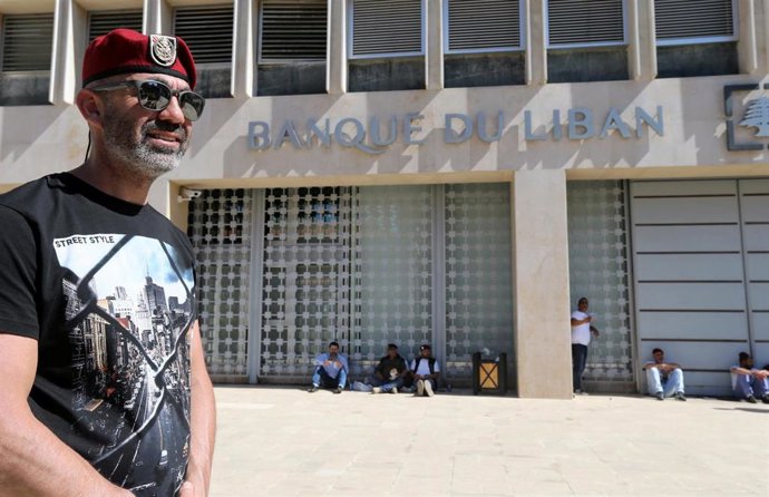 Militar libanés ante banco nacional