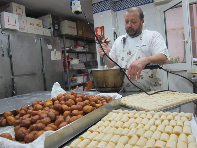 Pastelería. Confitería artesanal. Buñuelos. Pasteles. Obrador. Día de todos los Santos. Huesos de Santo