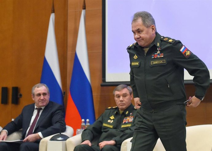 El general Sergei Shoigu, ministro de Defensa de Rusia, antes de pronunciar un discurso vestido con uniforme militar