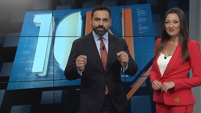 Gómez, editor y presentador 7TV Región de Murcia, y Carmen María Conesa, periodista y locutora de Onda Regional