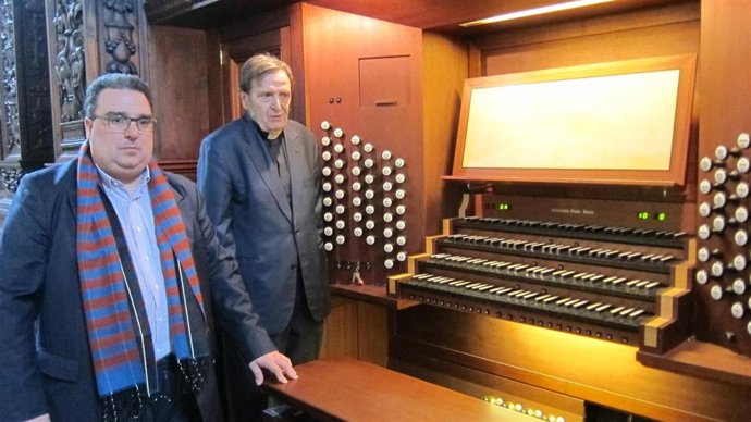 José María Berdejo y Luis Antonio Gracia, a los pies el órgano del Pilar.