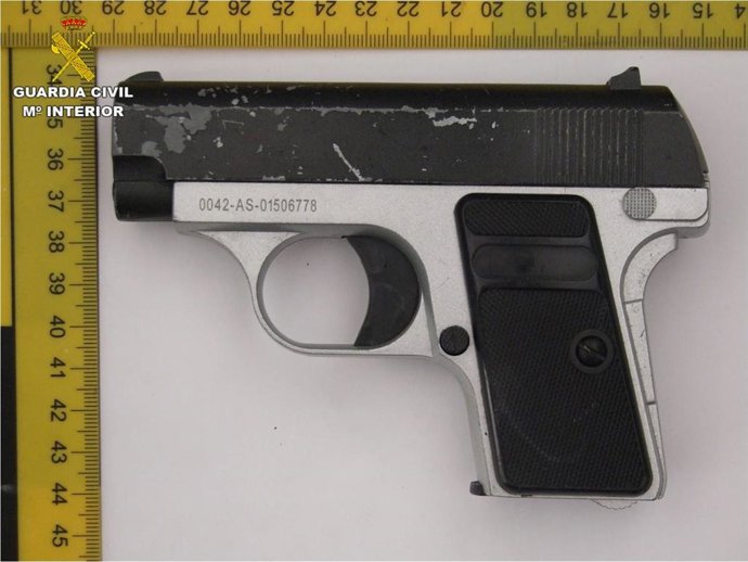 Arma simulada empleada por los detenidos