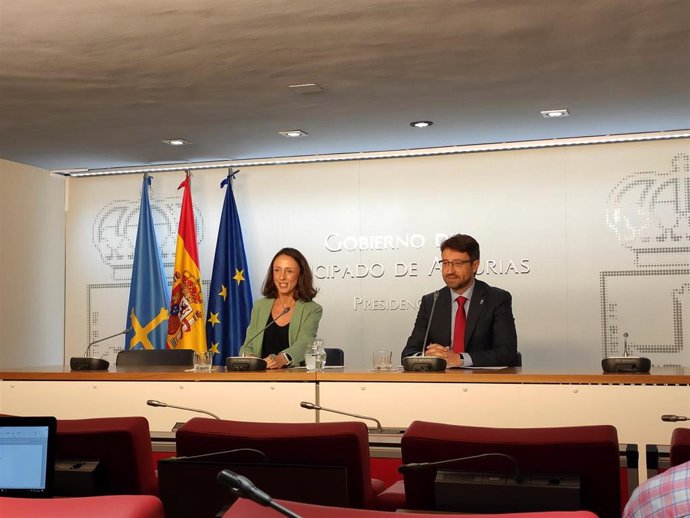 La portavoz del Gobierno asturiano, Melania Álvarez, y el consejero de Industria, Empleo y Promoción Económica, Enrique Fernández, en rueda de prensa.