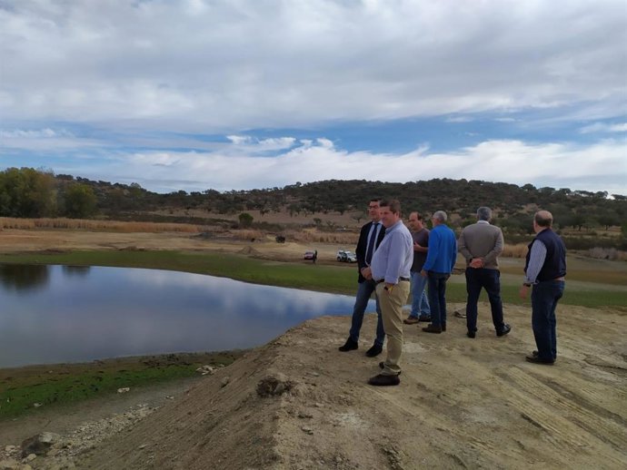 Huelva.- Continúan los aportes de agua en Encinasola un mes y medio después por 