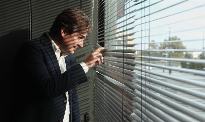 El alcalde de Fuenlabrada, Francisco Javier Ayala, posa tras su entrevista con Europa Press, en Madrid (España), a 28 de octubre de 2019.