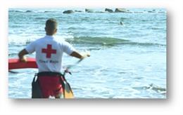 Un socorrista de Cruz Roja durante una intervención en la playa