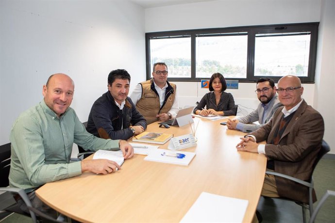El consejero de Cohesión Territorial, Bernardo Ciriza (derecha) con representantes de la Asociación de Empresarios de la Ribera (AER)