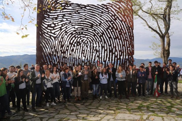 El candidato del PNV Aitor Esteban ante el monumento Las Huella, en Artxanda, en Bilbao