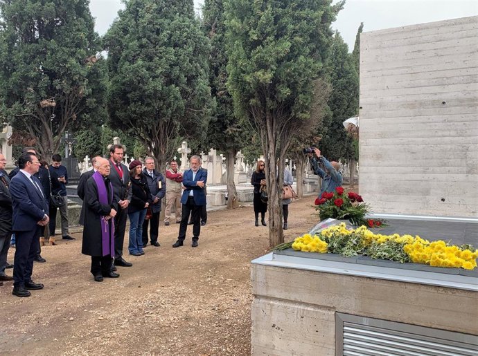 Ricardo Blázquez, Óscar Puente, María Sánchez, y otros miembros de la corporación municipal, hoy frente al memorial a las víctimas del franquismo del cementerio de El Carmen.