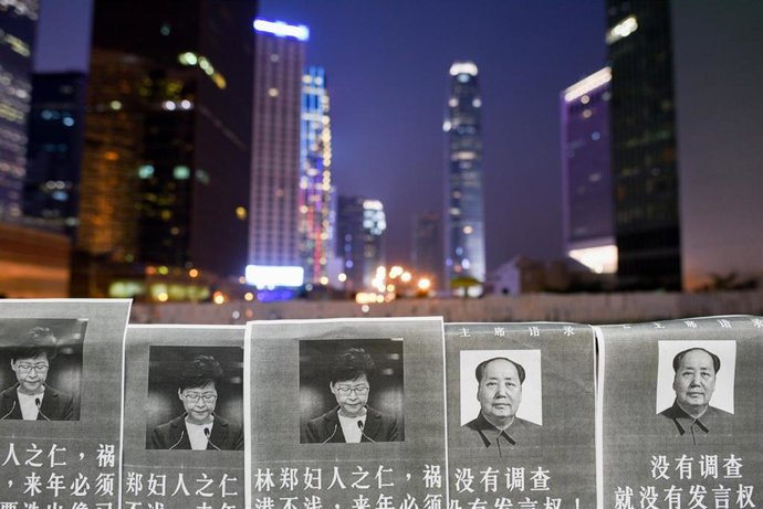 Carteles con imágenes de Carrie Lam y Mao Tse Tung en Hong Kong