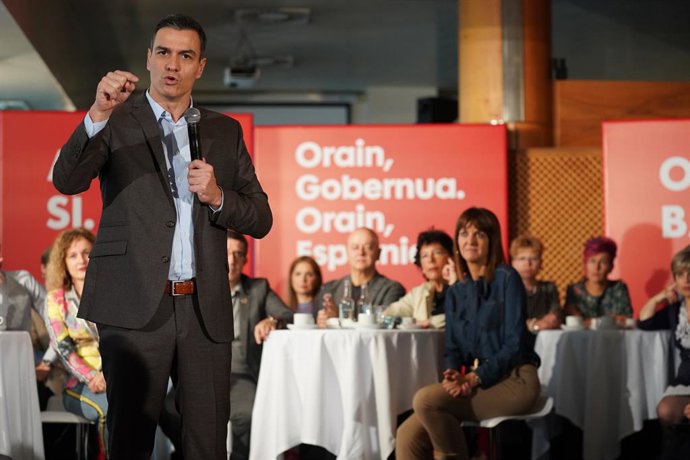 El líder del PSOE, Pedro Sánchez, parla en un acte de la campanya a les generals del 10N, sota la mirada de la líder del PSE, Idoia Mendia; la ministra d'Educació, Isabel Celaá, i els membres de l'Executiu Federal del PSOE Patxi López i Odón Olorza.