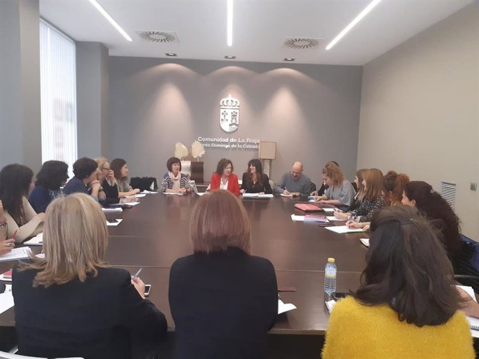 La consejera de Servicios Sociales y a la Ciudadanía, Ana Santos, se ha reunido con los profesionales de servicios sociales y del Centro de Coordinación de Rioja Alta