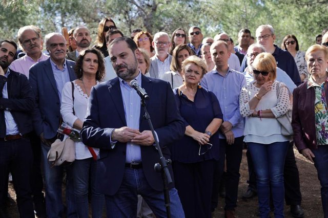 El ministro de Fomento en funciones, José Luis Ábalos, interviene durante el homenaje de los socialistas valencianos a las víctimas de la dictadura en el Paredón de España, en Paterna (Valencia/Comunidad Valenciana/España) a 1 de noviembre de 2019.