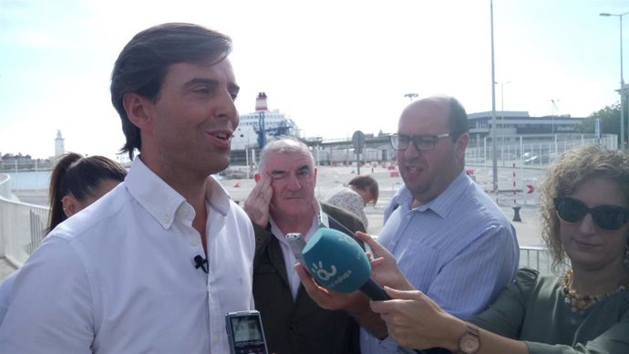 El vicesecretario de Comunicación del Partido Popular y cabeza de lista al Congreso por Málaga, Pablo Montesinos, atiende a los medios de comunicación.