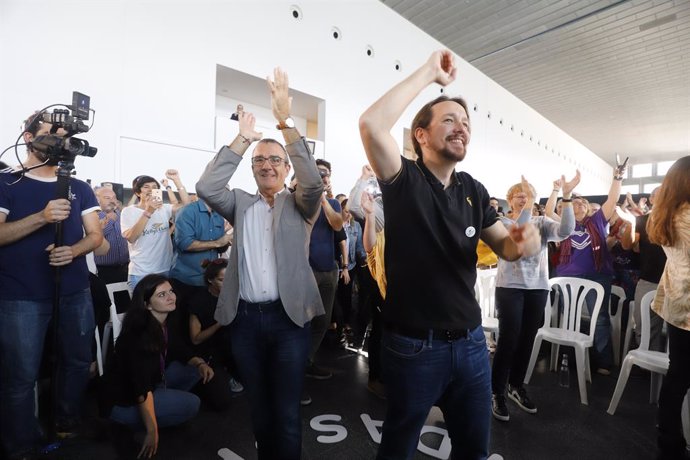 El secretari general de Podem, Pablo Iglesias, saluden durant una trobada amb la gent a Palma de Mallorca (Balears/Espanya) a 1 de novembre de 2019.